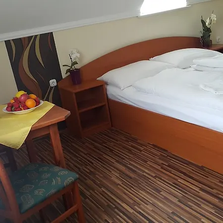 Venusz 2 Panzio Bed and Breakfast Inárcs